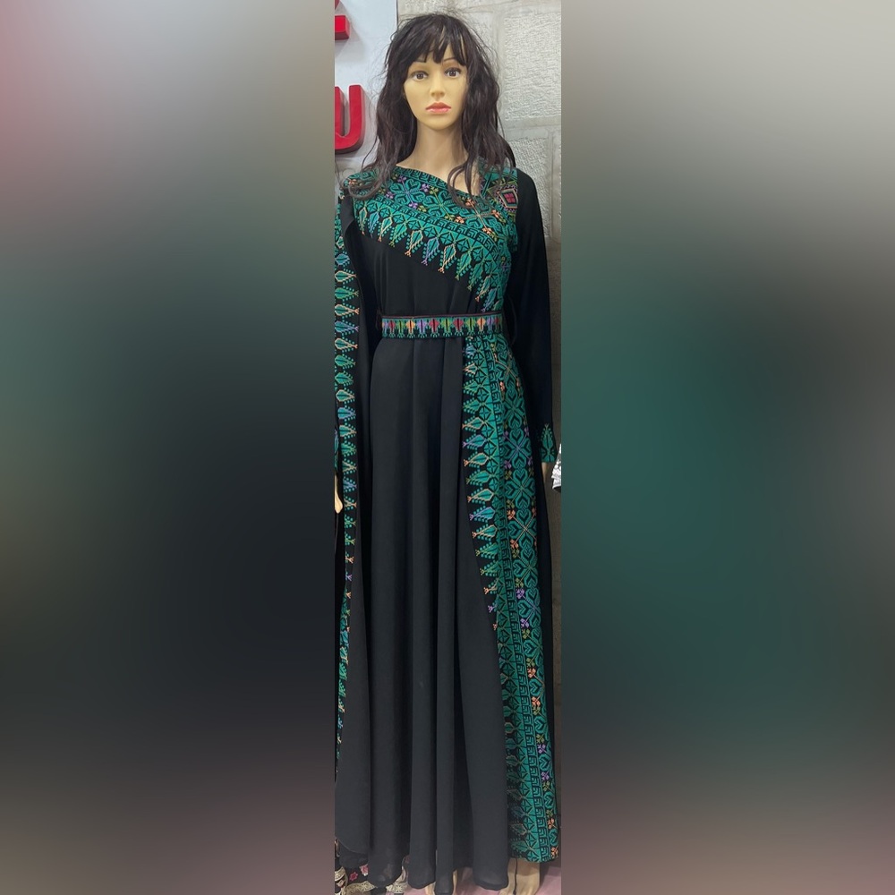 Elegant Black and Green Embroidered Dress
Falahi thoub